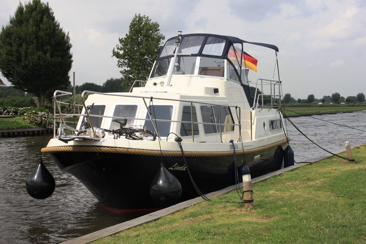 Motorjacht Linda van Friesland Boating in Koudum